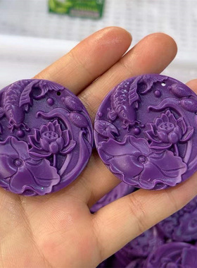 紫云母圆牌雕刻吊坠 雕工细腻艳紫多款式 紫云母雕刻圆牌厂家