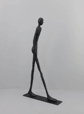 现代简约铸铁人物创意摆件客厅卧室玄关电视柜书房样板房家居饰品