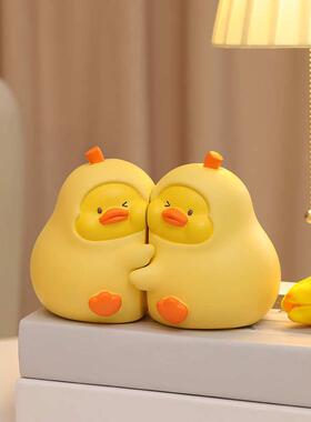 分梨抱抱鸭可爱桌面装饰摆件情侣开学教师节男女生日徐萍