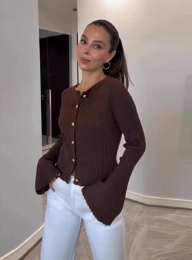 Long sleeved women