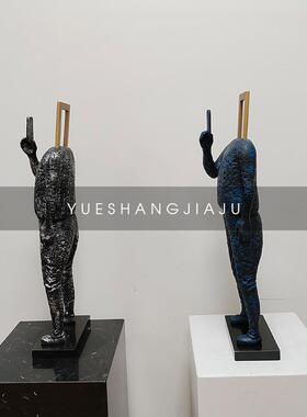 现代简约抽象人物雕塑玩手机摆件样板房售楼处客厅软装饰品摆设