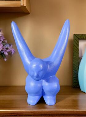 现代简约家居蓝色小飞人树脂摆件办公室置物架人物创意摆饰品