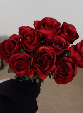红色手写9头模拟玫瑰花束，短款，短枝证书，手持拍照花束，丝布