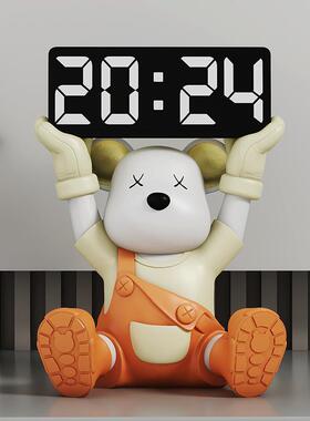背带熊摆件进门入户客厅玄关装饰品闹钟卧室乔迁礼品桌面电子时钟