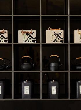 中式酒店私人会所茶空间茶室背景柜茶饼茶叶罐铁壶开 放格摆件摆