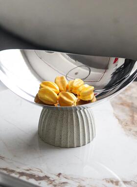 艺术半圆形果盘轻奢餐桌摆件设计师精致感零食干果碗样板房装饰品