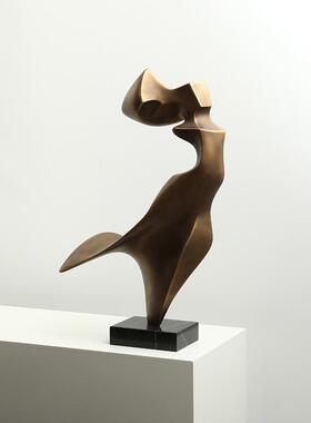 意式极简古铜色凌空飞舞树脂雕塑售楼处酒店玄关桌面创意艺术摆件