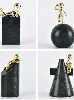 样板间轻奢大理石装饰品摆件金色小铜人酒店客厅书柜玄关软装饰品