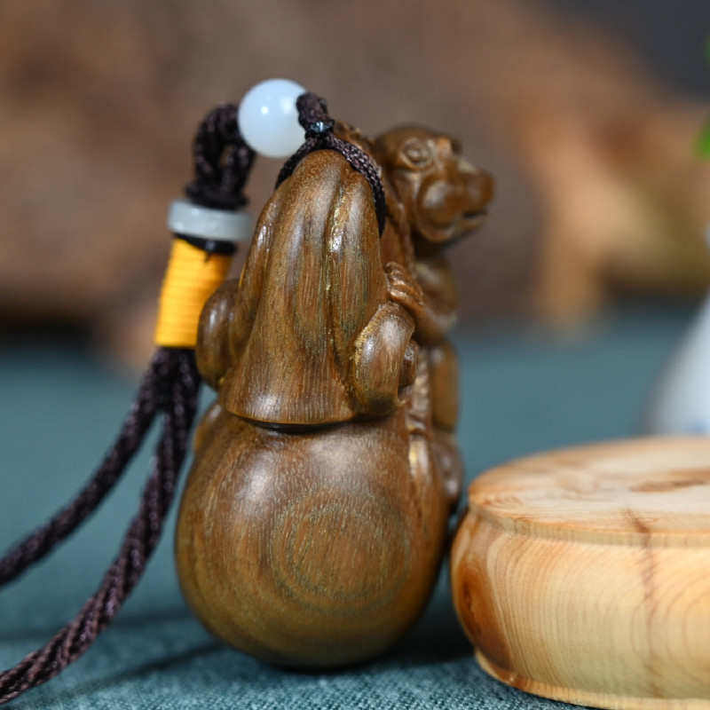 件抱猴子文玩代代檀木绿物件手把实木封布袋工艺品动物小候木雕,淘宝优惠券,粉丝福利购,淘宝优惠卷