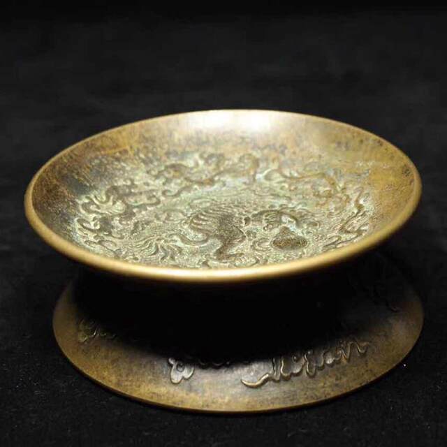 Antiques and antiques, miscellaneous brass reliefs, small plates with auspicious animal pictures used by Emperor Qianlong, decorative ornaments, old copperware collection