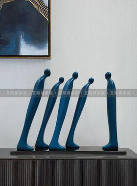 现代抽象桌面人物摆件样板间售楼处客厅创意雕塑软装艺术装置摆设