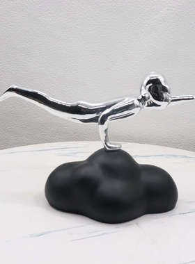 简约现代银色黑色树脂趣味云朵飞行员雕塑 客厅电视柜样板房摆件