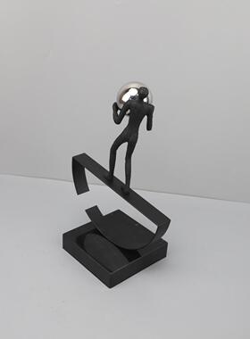北欧创意抽象杂技运动人物金属摆件玄关卧室书房客厅桌面家居饰品