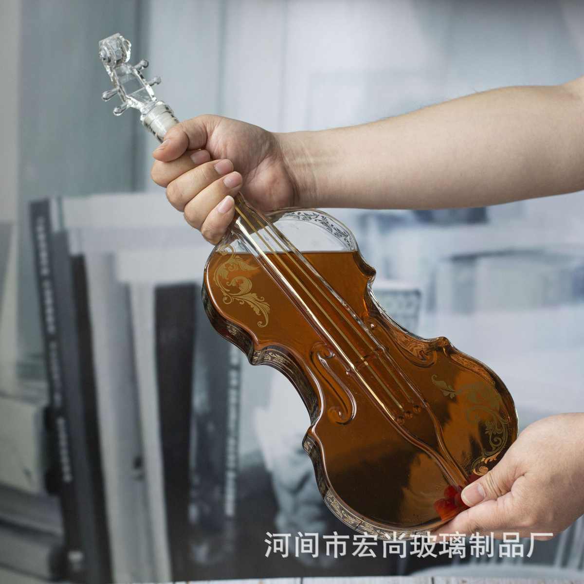 Violin guitar shaped wine bottle special-shaped wine storage transparent sealed high-end foreign wine thickened glass wine bottle