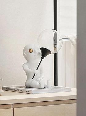 现代北欧创意抽象人物雕塑桌面摆件儿童房思考者卡通客厅艺术装置