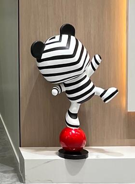 暴力熊摆件客厅创意电视柜大型落地卡通雕塑杂技熊轻奢家居装饰品