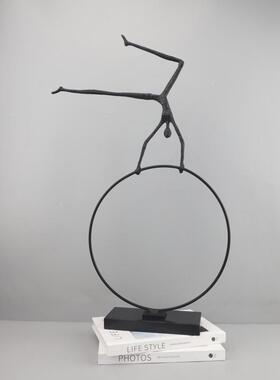 厂家北欧铸铁圆圈人物艺术摆件客厅酒柜电视柜样板间家居软装