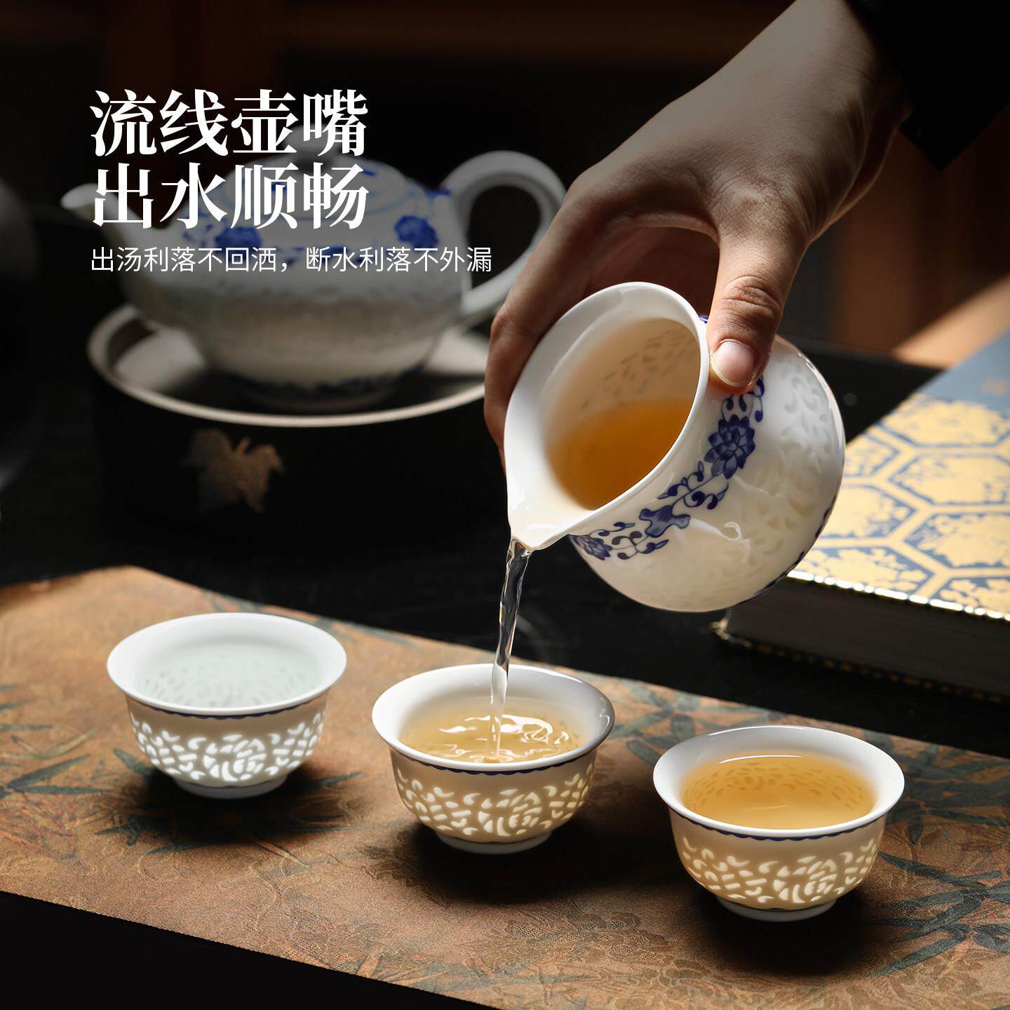 Exquisite porcelain Jingdezhen tea set high-end blue and white exquisite covered bowl blue and white porcelain tea set ceramic gift box for the elders