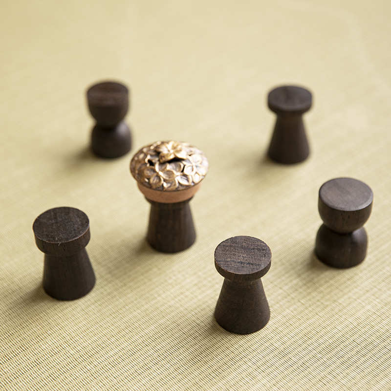 Sandalwood lid lid holder handmade wabi-sabi style tea tray ornaments Chinese Kung Fu tea set accessories household teapot holder