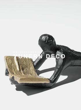 简约现代家居客厅金属抽象雕塑看书人物摆件样板房电视柜软装饰品