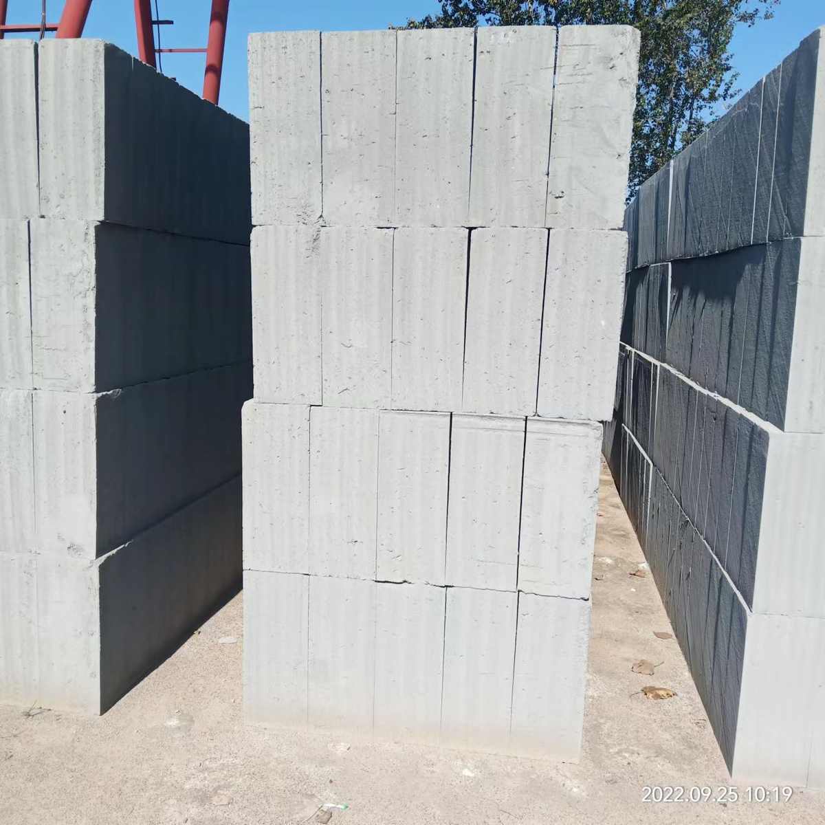 厂家现货大量供应蒸压轻质自保温砂加气块（A A C砌块）量大优惠 - 图0