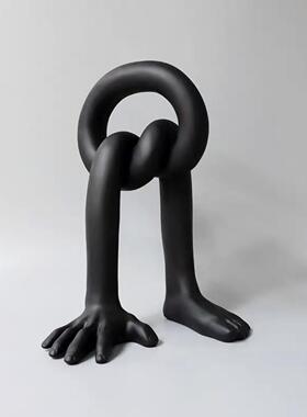 现代雕塑创意抽象人物手脚缠绕样板房客厅电视柜摆件家居软装饰品