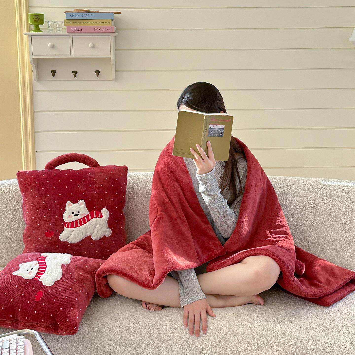 调皮小狗礼物牛奶绒围巾小狗多功能抱枕被车载抱枕暖心便携被子枕,淘宝优惠券,粉丝福利购,淘宝优惠卷