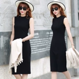 Летнее платье без рукавов, длинная приталенная юбка, высокий воротник, средней длины