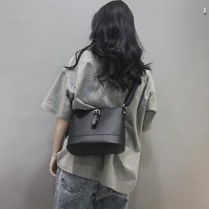 森系迷你单肩水桶包