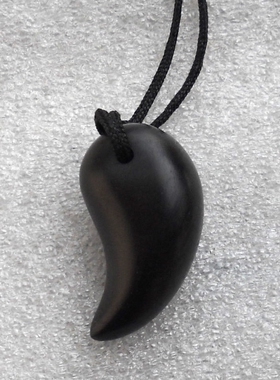 小叶紫檀牙形简约古典风格项坠