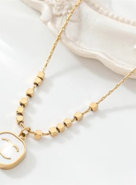 高级感ins小众设计方块白贝欧美项链镀18K金颈链锁骨W链钛钢不掉