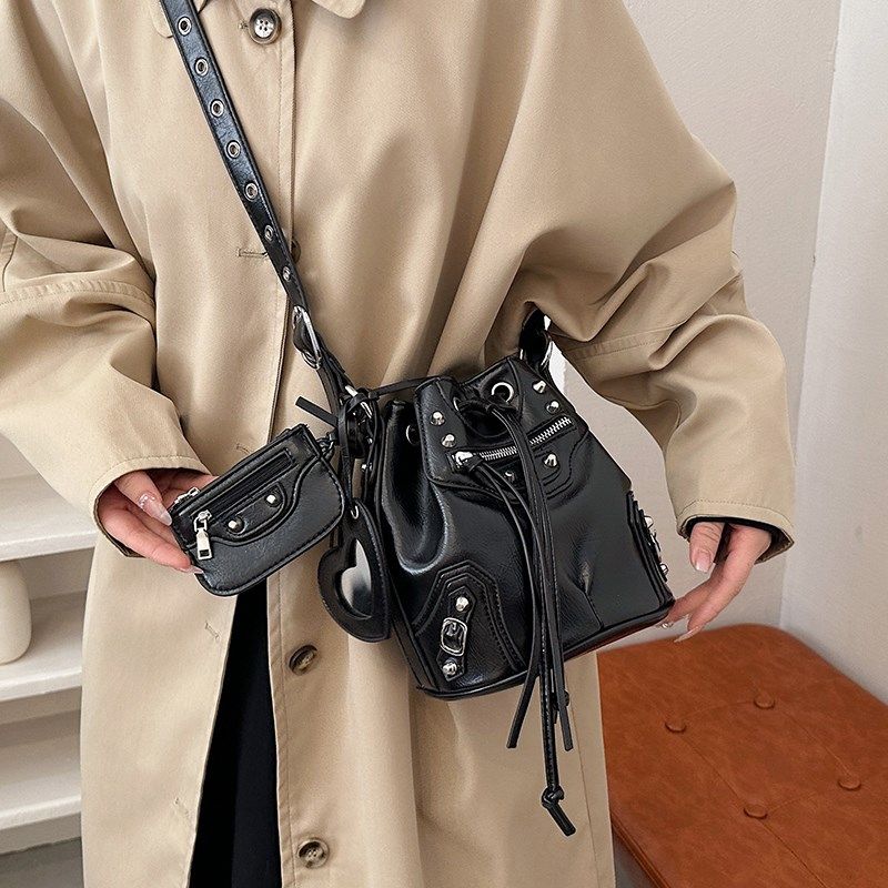 潮流小众设计宽肩带机车包2025新款网红爆款斜挎包休闲抽绳水桶包,淘宝优惠券,粉丝福利购,淘宝优惠卷