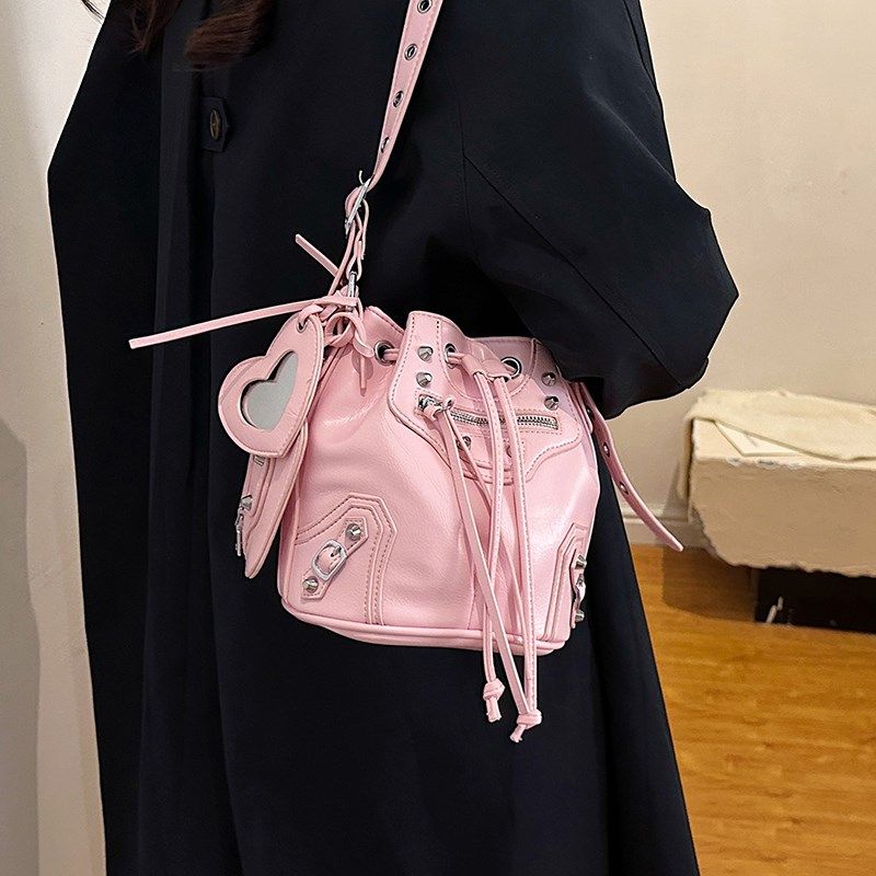 潮流小众设计宽肩带机车包2025新款网红爆款斜挎包休闲抽绳水桶包,淘宝优惠券,粉丝福利购,淘宝优惠卷