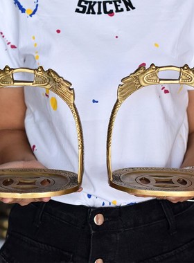 纯铜马镫黄铜色仿古实心实用型马镫雕龙马镫马具包邮供应电影道具