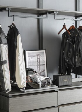 样板间男孩房机车主题装饰品衣帽间组合皮革儿童衣服外套摆件美式