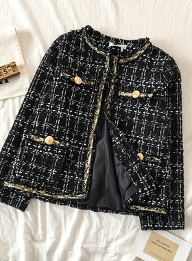 样板房衣帽间女士衣服外套软装饰品摆件卧室衣柜黑白格风衣物布置