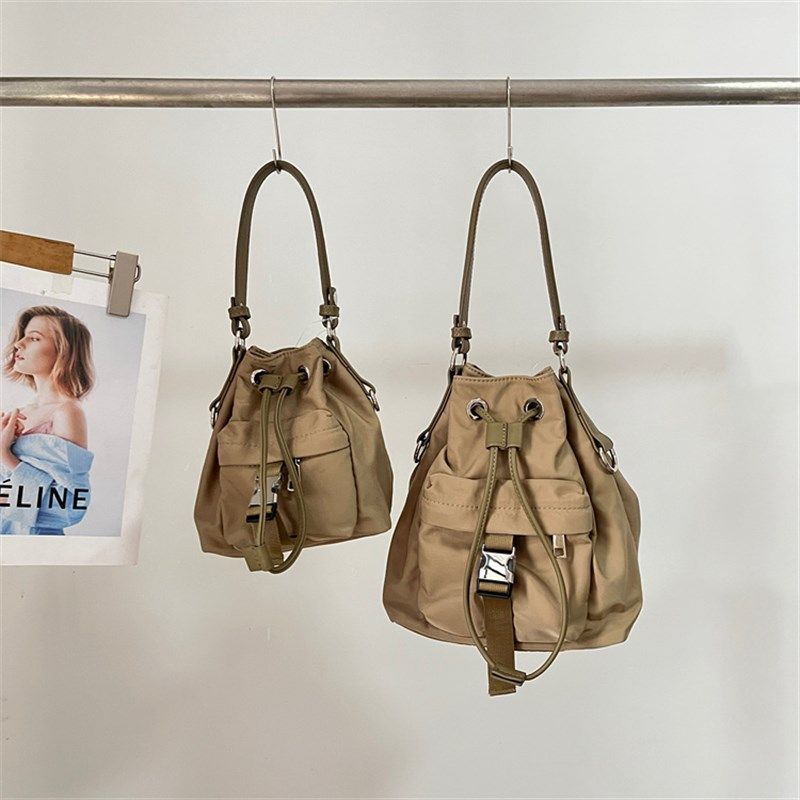 极简主义 今年流行精致手提水桶包小众轻便抽绳单肩斜挎牛津包女,淘宝优惠券,粉丝福利购,淘宝优惠卷