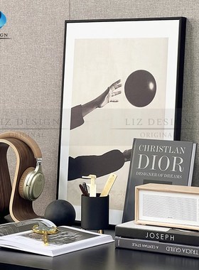 样板房间软装书桌摆件家居饰品复古蓝牙音响原木耳机架装饰画组合