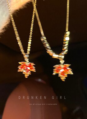 钛钢红色枫叶吊坠项链女秋冬2024新款小众锁骨链轻奢高级感配饰品