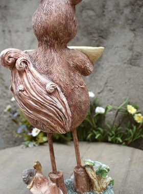 外贸抱着松果的松鼠怀旧古董家居装饰摆件 创意花园别墅装饰品