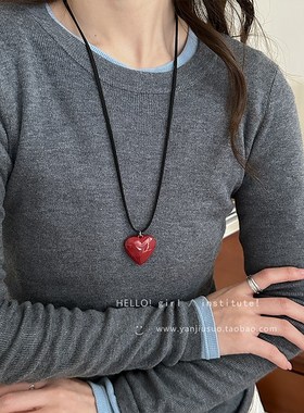 韩系黑色皮绳爱心吊坠项链女款轻奢高级感复古红色长款毛衣链配饰