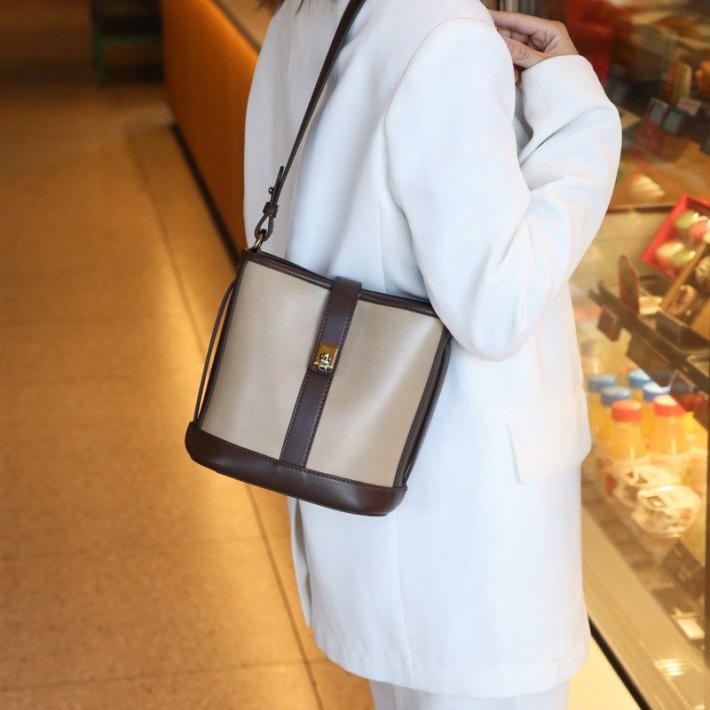 2024春季新款韩系时尚撞色水桶包百搭单肩斜挎包小,淘宝优惠券,粉丝福利购,淘宝优惠卷