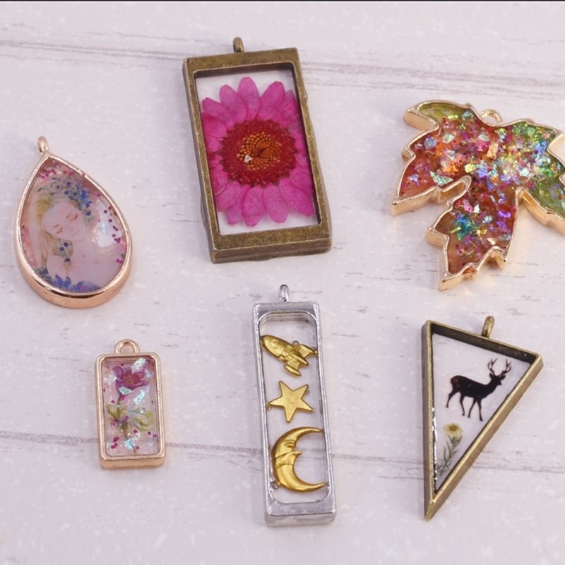 10Pcs Assorted Geometric Hollow Pressed Flower Frame Pendant - 图3