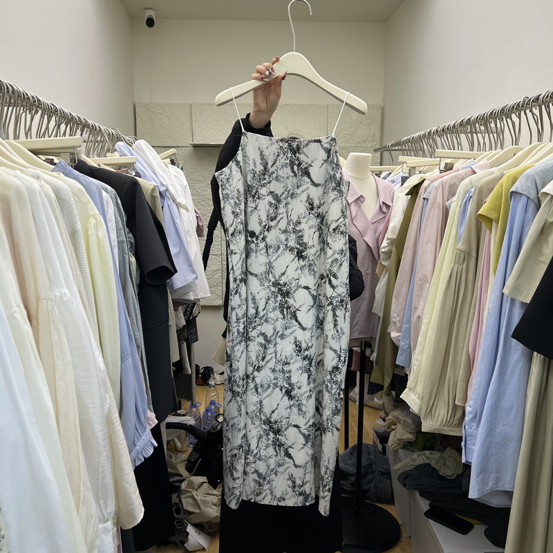 春季韩版设计感新款潮流韩国东大门显白度假风气质印花吊带连衣裙-图0