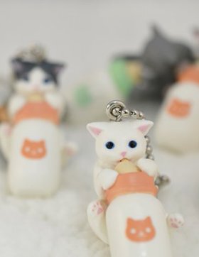 日本正版 猫咪喝奶时间吊饰 小喵喵在吃饭奶瓶 Q版挂件挂饰