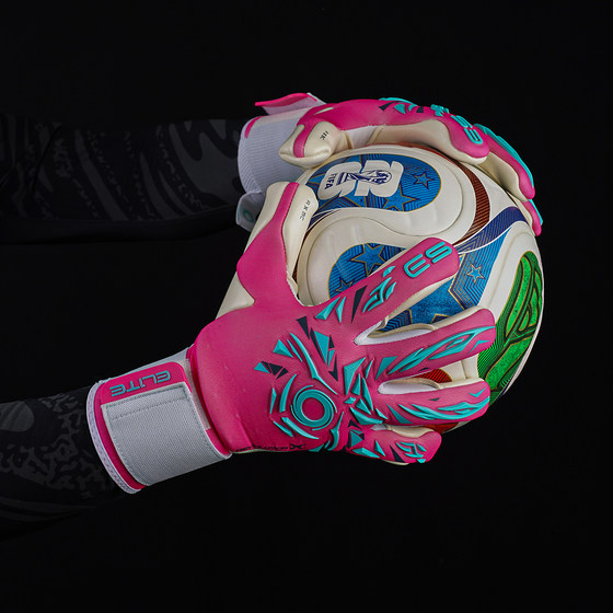 Halo goalkeeper gloves, endorsed by Courtois