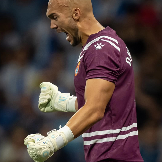 Halo goalkeeper La Liga goalkeeper endorses goalkeeper gloves