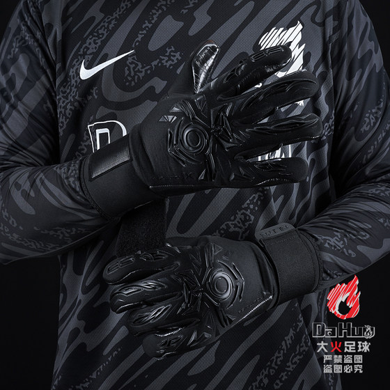 Halo goalkeeper top with pure black one-touch goalkeeper gloves