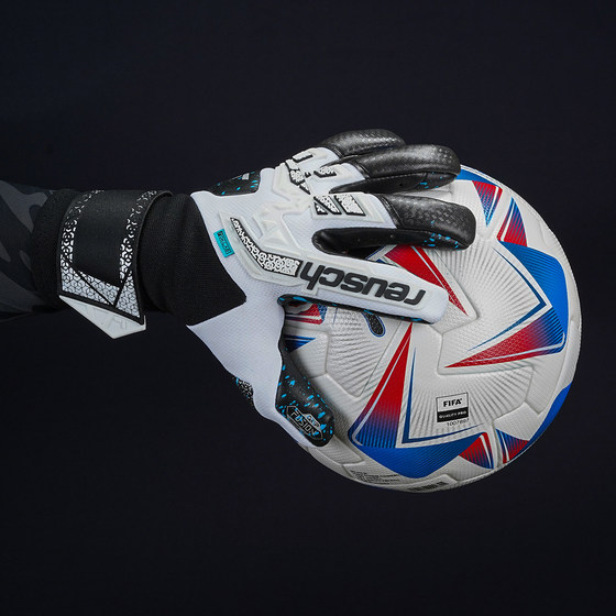 Reusch goalkeeper gloves top with FUSION latex