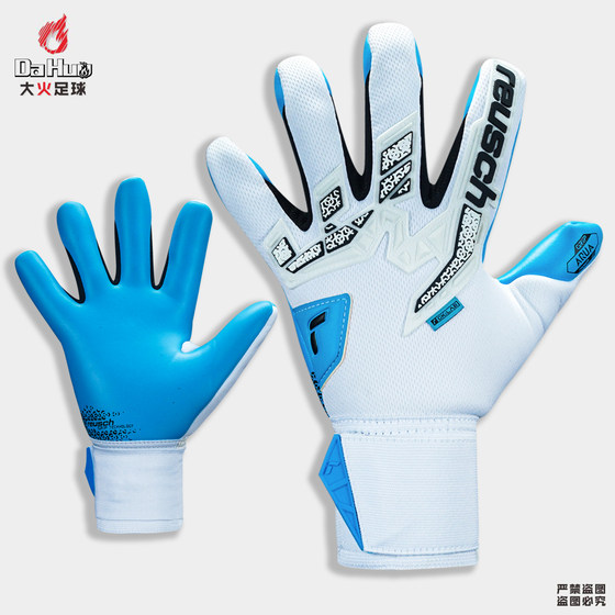 Reusch goalkeeper gloves are water-soft and rainy and all-weather